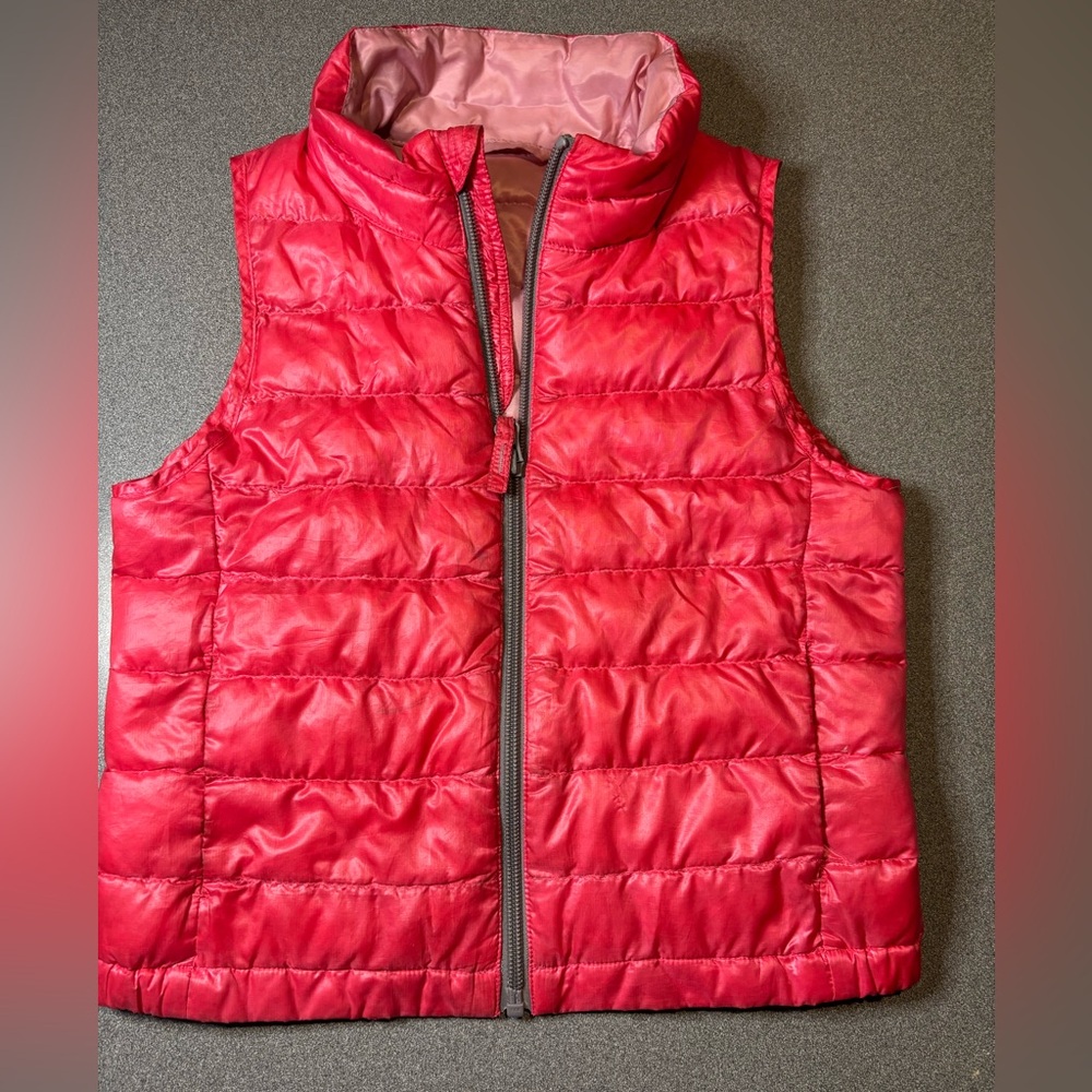 Uniqlo‎ kids hot pink puffer vest. SZ 3-4.